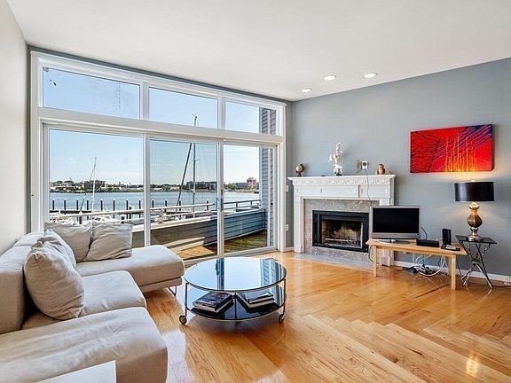 2nd image of 35 Constellation Wharf #35