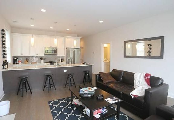 5th image of 1515 W Diversey Pkwy #3