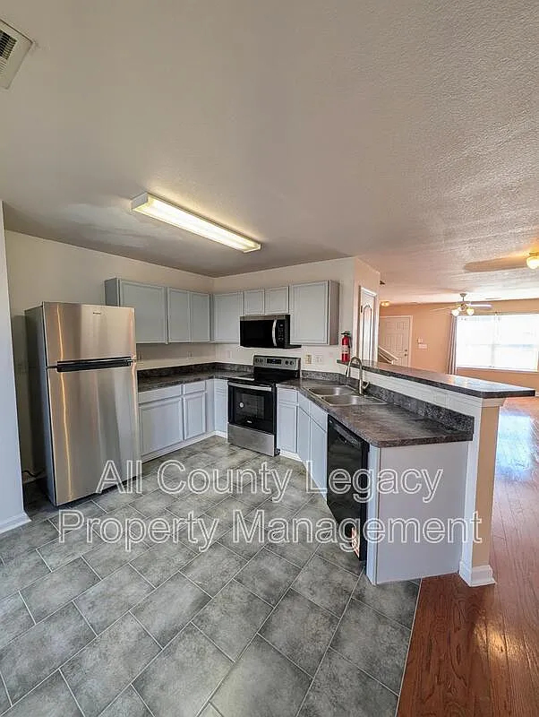 3 bed, 2.0 bath, 2614 sqft, $1,895 — Photo 2
