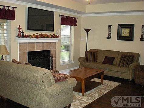 3rd image of 703 Colony Dr