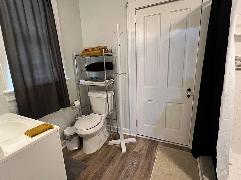 523 W Oak St — Photo 42