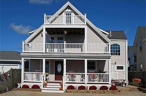 3 Decks over looking the ocean