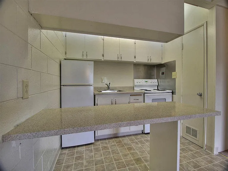 Park West Apartments — Photo 18