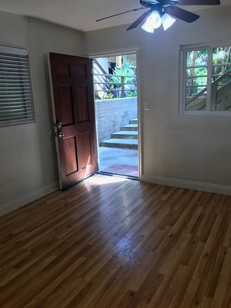 RGL637 - 637 Glenneyre St — Photo 2
