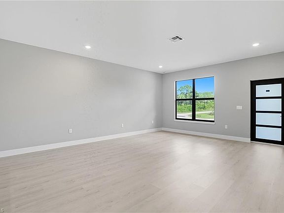 5th image of 216 Ogden AVE S