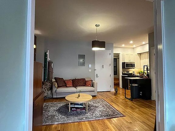 4th image of 667 Evergreen Ave #2A