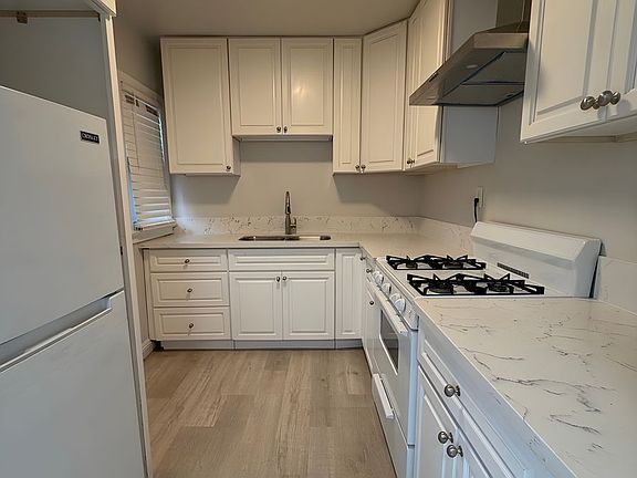 2nd image of 1038 W 57th St #1042-1/2
