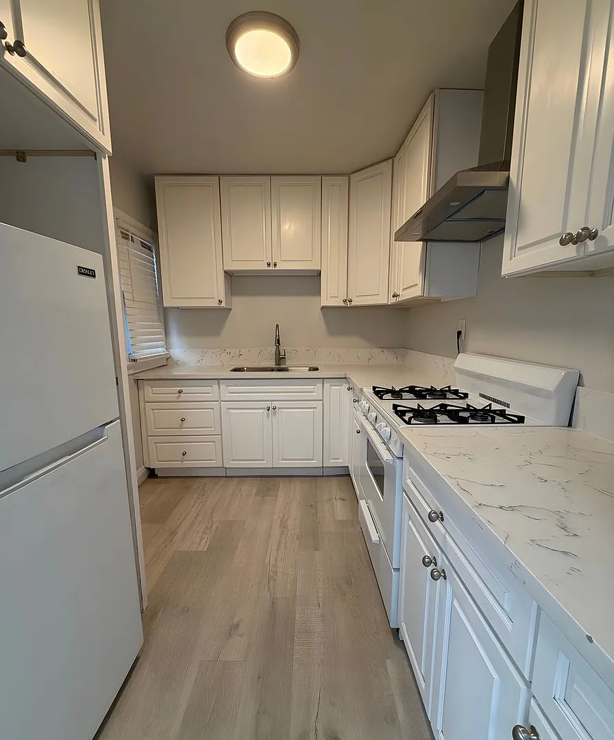 Building Photo - 1038 W 57th St