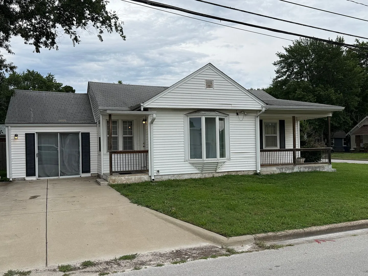 Charming 2 bedroom 1 bath home on large corner lot in desirable part of Springfield — Photo 2