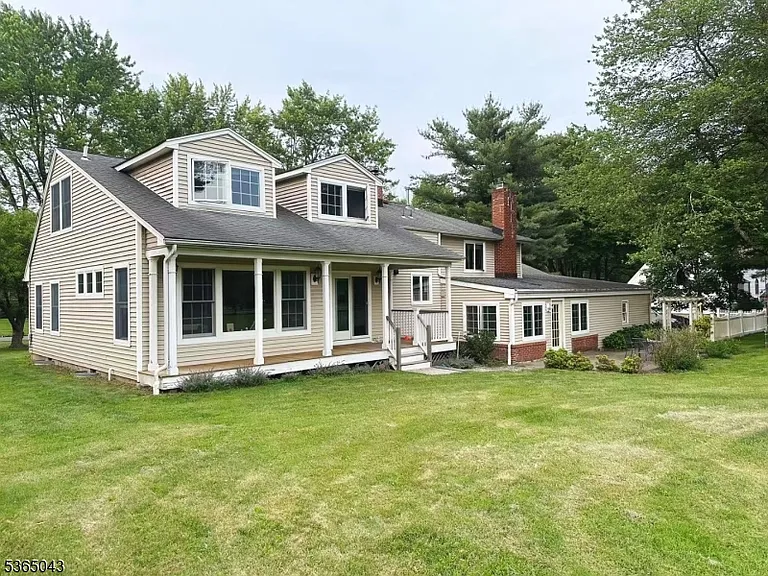 21 Meadowview Rd — Photo 3