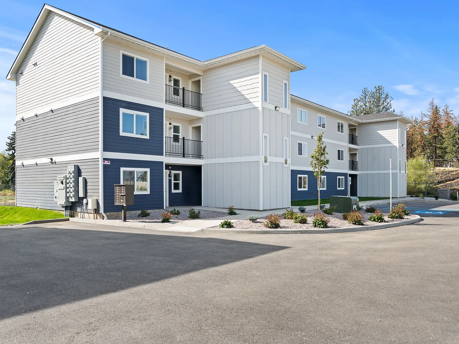 3 bed, 1328 sqft, $1,820 — Photo 1