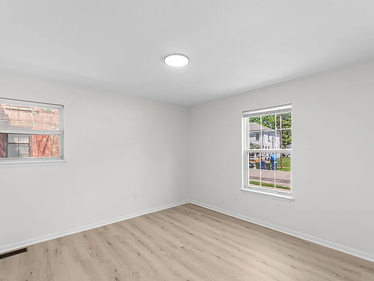 184 S Franklin St — Photo 15