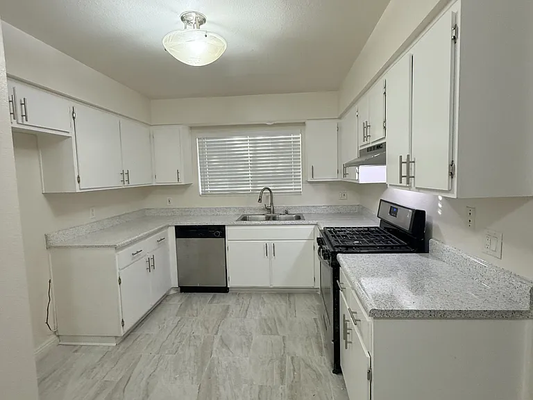 55 N Mar Vista — Photo 5