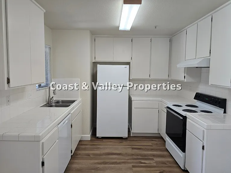 776-780 Nacional Ct — Photo 9