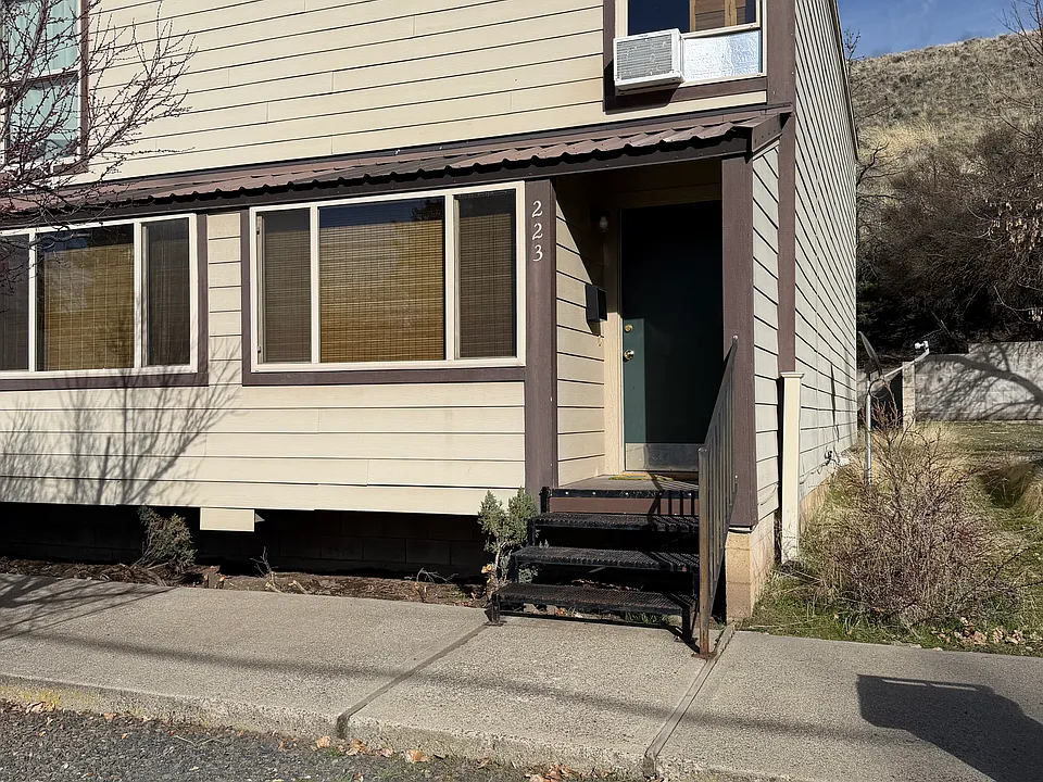 223 E St S #223