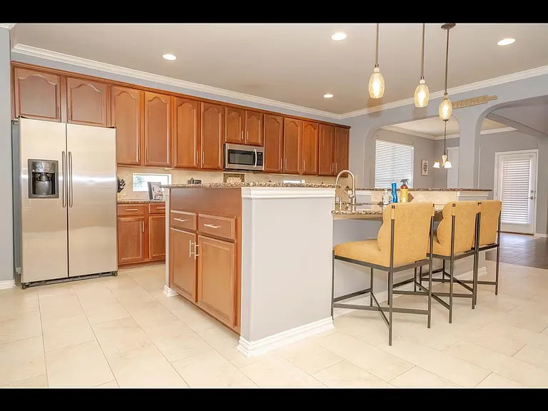 801 Paisley Ln — Photo 4