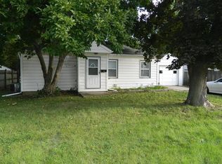 7011 Roseland Dr, Urbandale, IA 50322