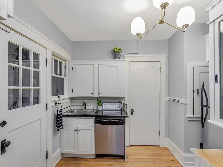 118 NW King Ave #2 — Photo 9