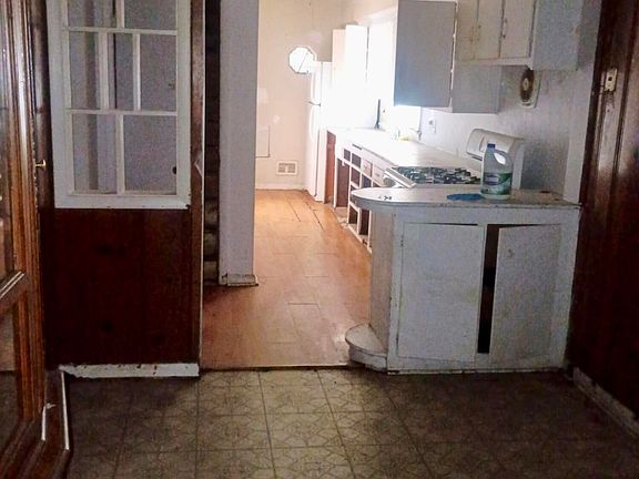 5th image of 332 E Lake St