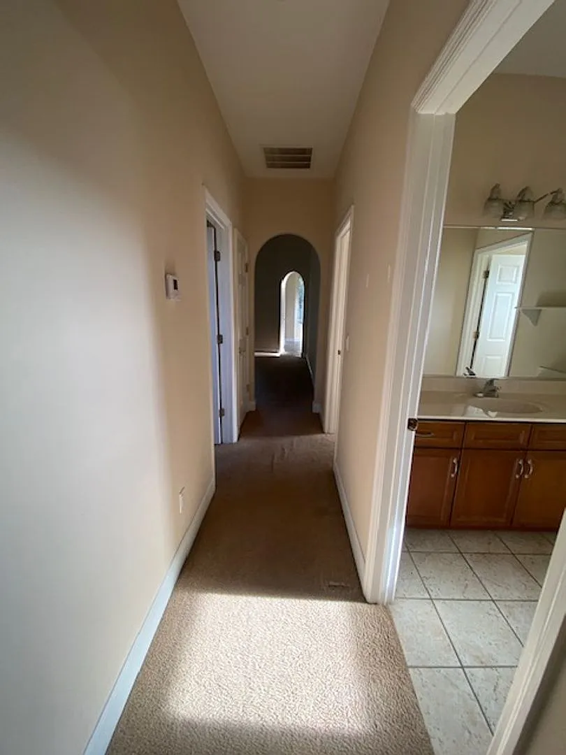 Like-New 4/2/2 with Screened-In Porch & New Carpet! — Photo 4