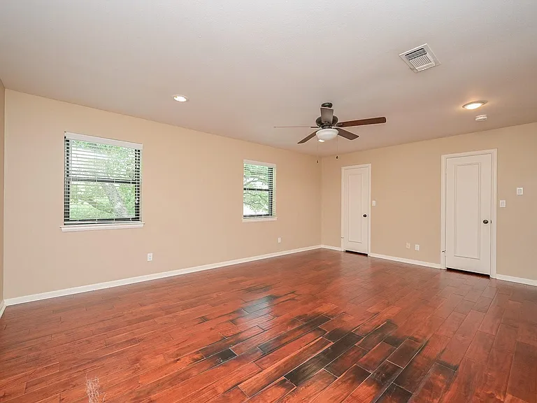 573 N Post Oak Ln — Photo 22