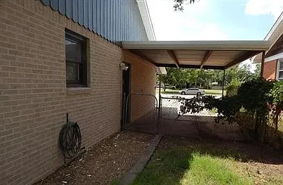 1105 S Avondale St — Photo 2