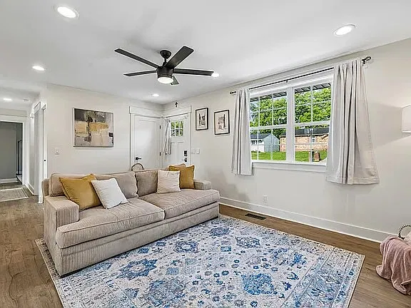 3 bed, 1105 sqft, $2,245 — Photo 3