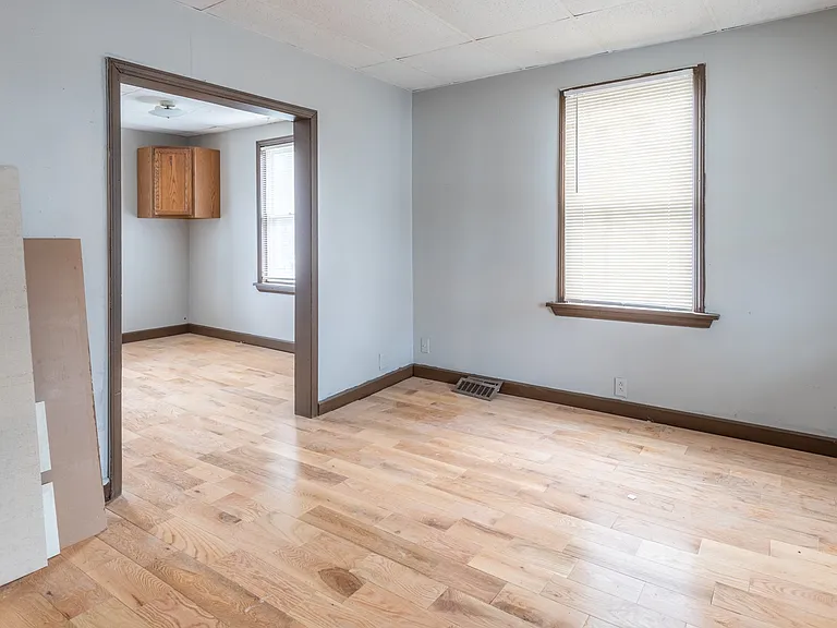 327 Saxton St — Photo 10