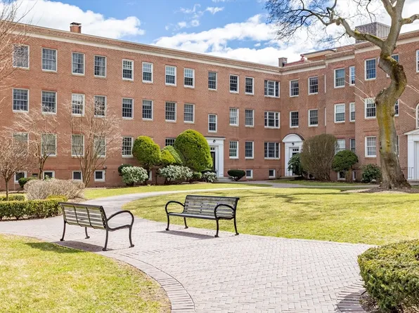 40 Browne St APT 3, Brookline, MA 02446