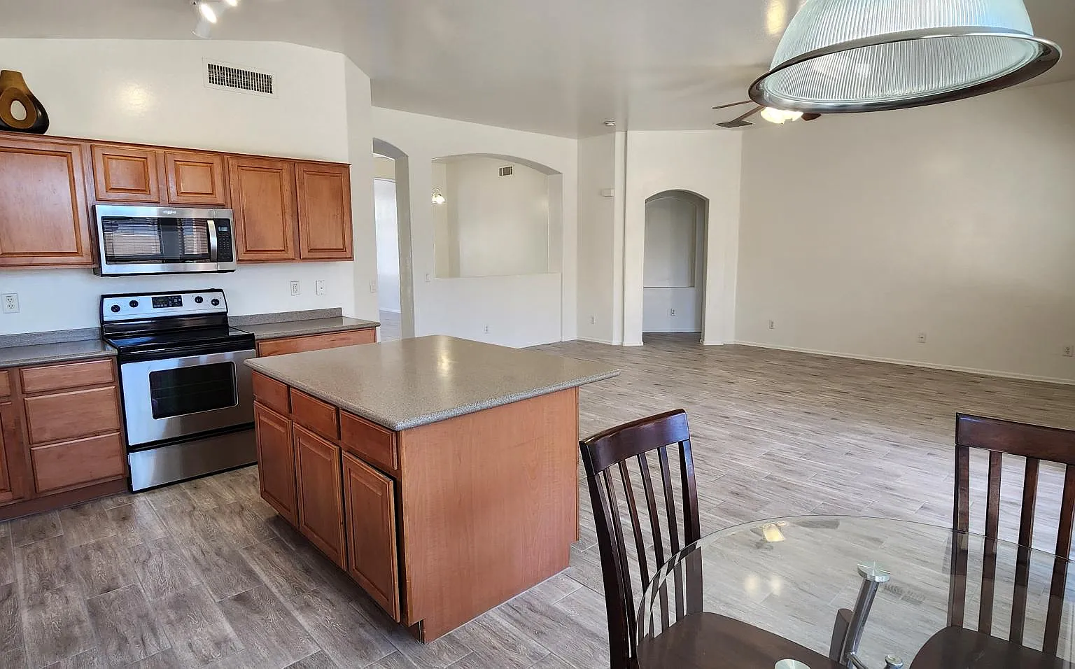3 bed, 1885 sqft, $2,300 — Photo 4