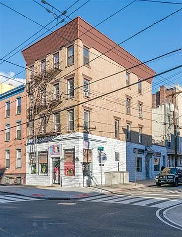 401 Bloomfield St #3