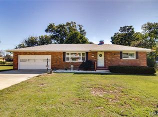 4803 Paris Dr, Godfrey, IL 62035