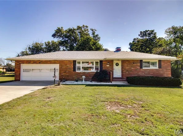 4803 Paris Dr, Godfrey, IL 62035