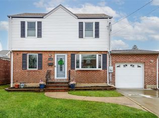 420 Andrews Rd, Mineola, NY 11501