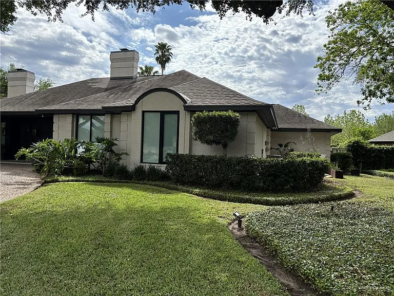 2300 SE Greenbriar Sq — Photo 3