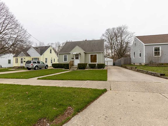 2nd image of 914 Royal Oak St SW