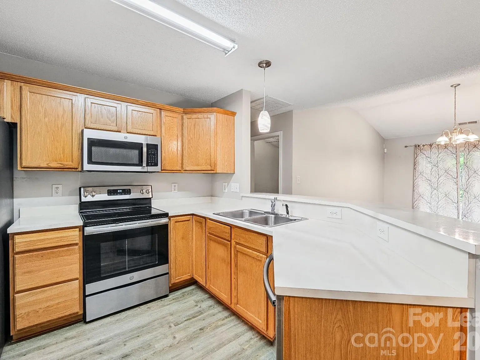 3 bed, 2.0 bath, 1375 sqft, $1,800 — Photo 3
