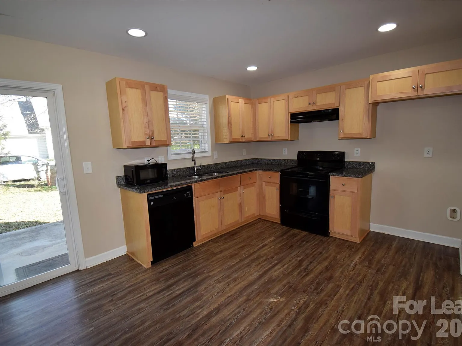 3 bed, 2.5 bath, 1257 sqft, $1,700 — Photo 3