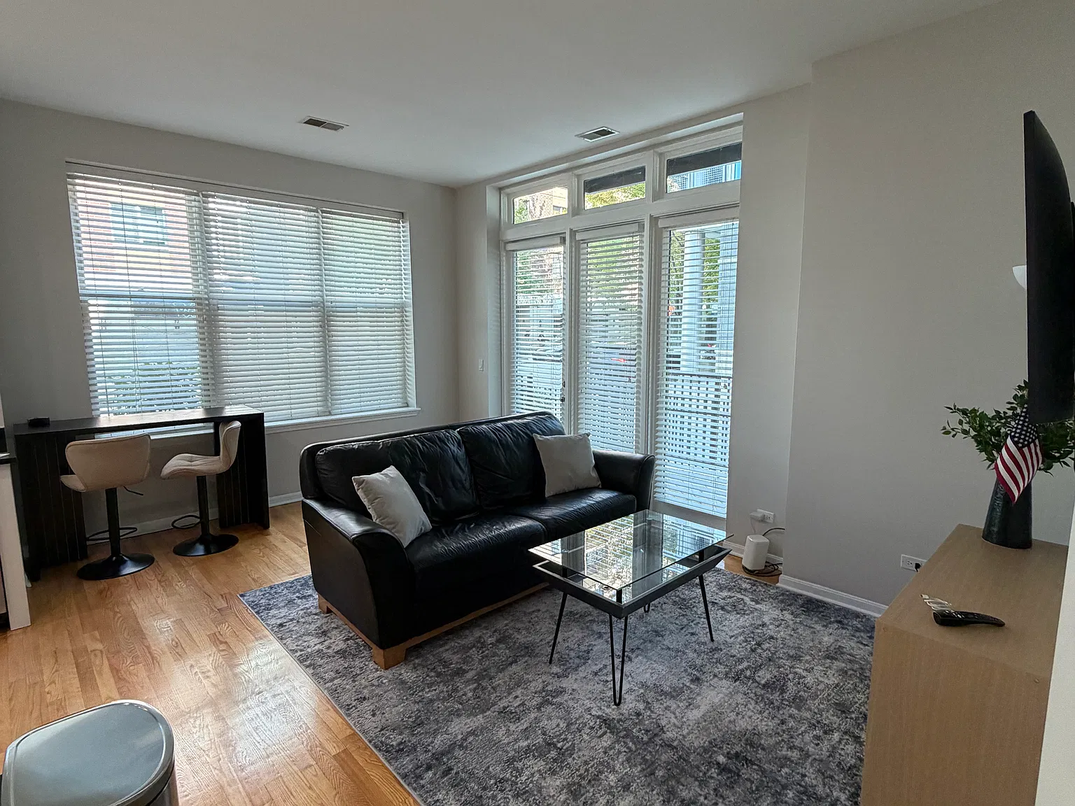 2 bed, 900 sqft, $3,200 — Photo 3