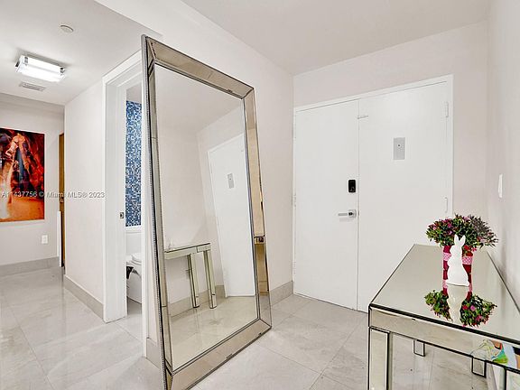 4th image of 1000 West Ave APT Ts1