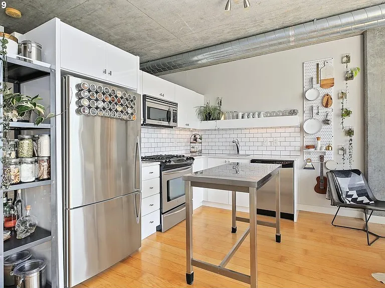 1926 W Burnside St #914 — Photo 9