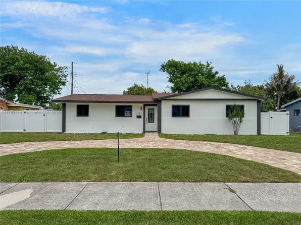 1121 NW 200th St, Miami Gardens, FL 33169