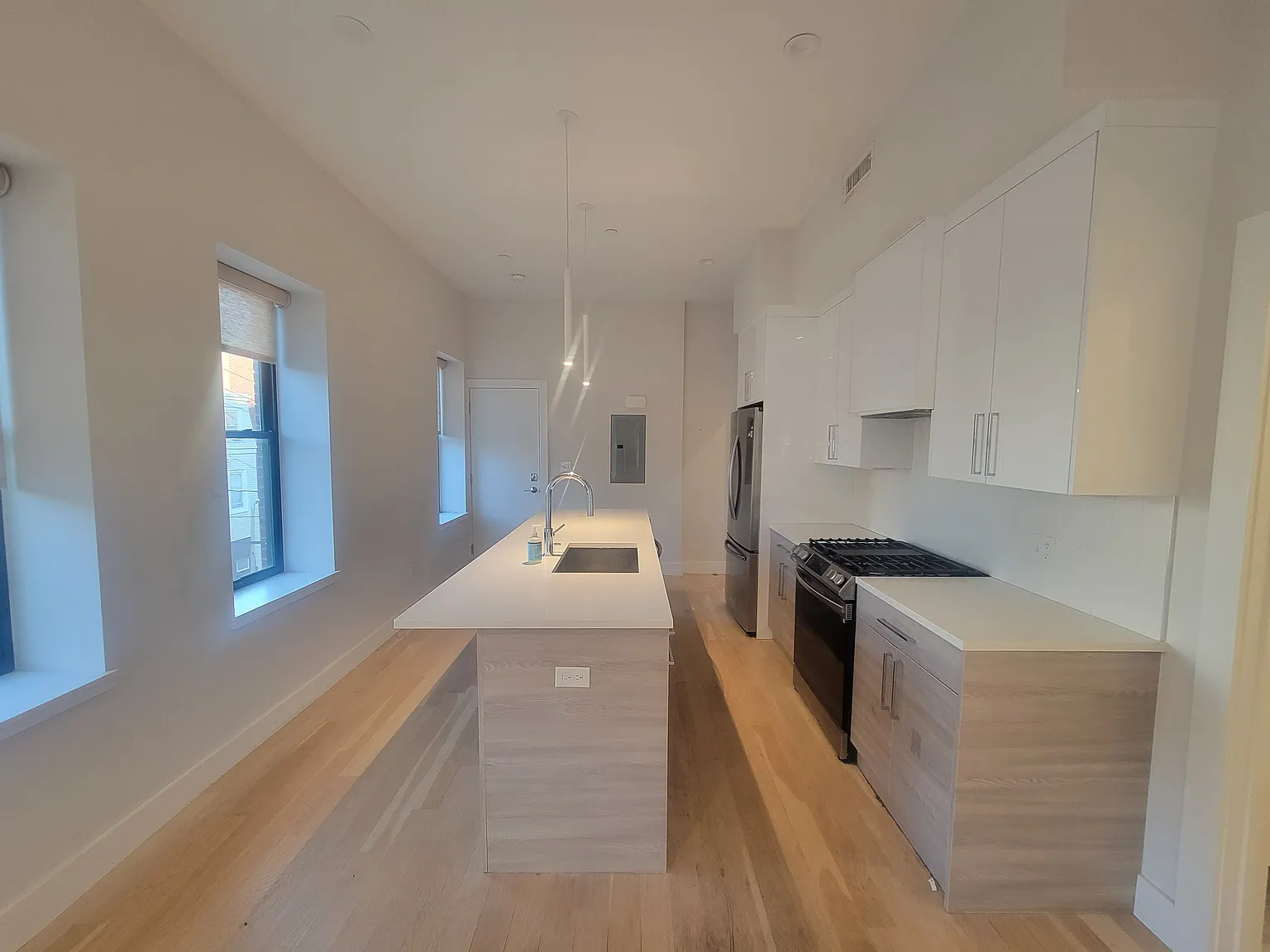 2 bed, 966 sqft, $3,550 — Photo 4