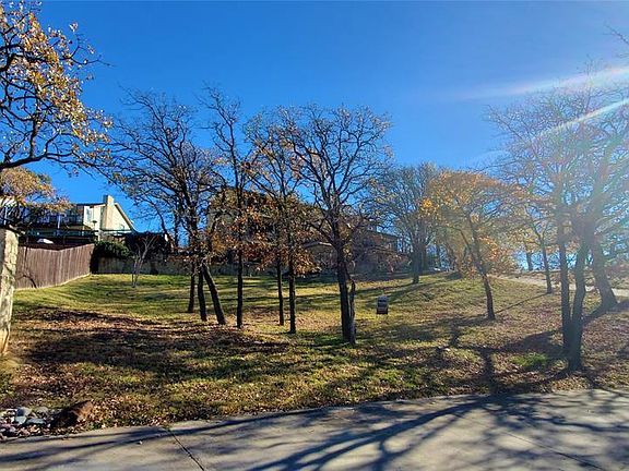4th image of 216 N Edgewater Dr