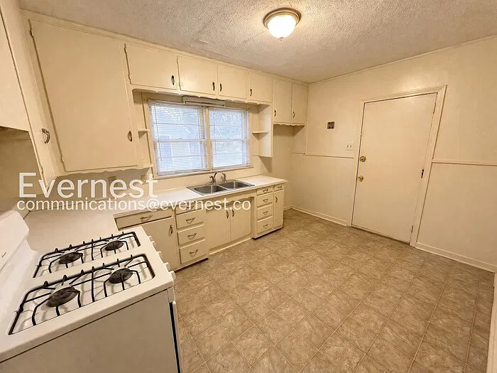 3 bed, 1.0 bath, 1134 sqft, $1,085 — Photo 3