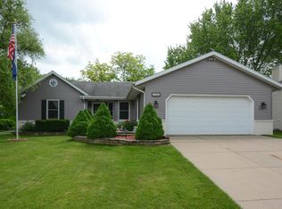 1203 Larchmont Dr, Waukesha, WI 53186