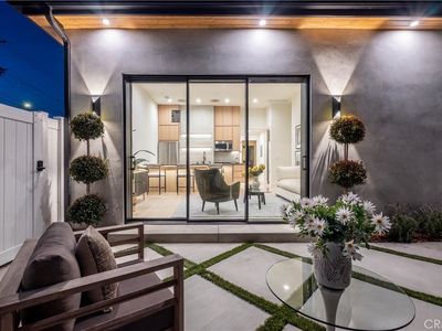 18852 Collins St, Tarzana, CA, 91356