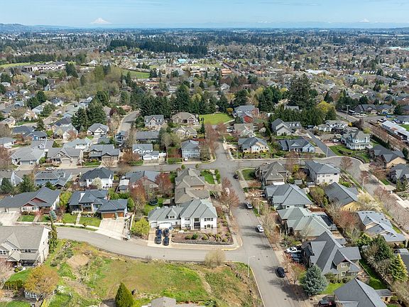4th image of 2683 NW Mount Hood Dr