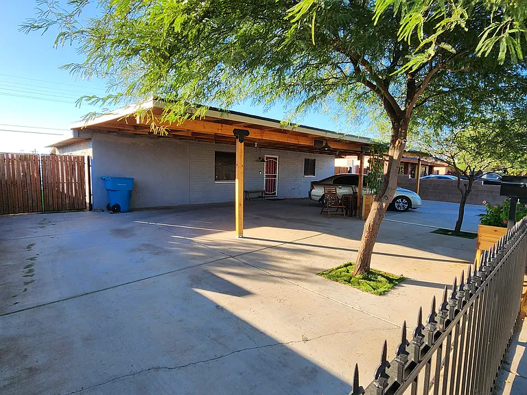 5002 S 36th Dr — Photo 2