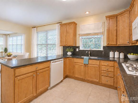 4th image of 160 Kyle Ct